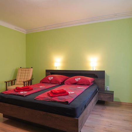 Lia Apartman Pécs Esterno foto