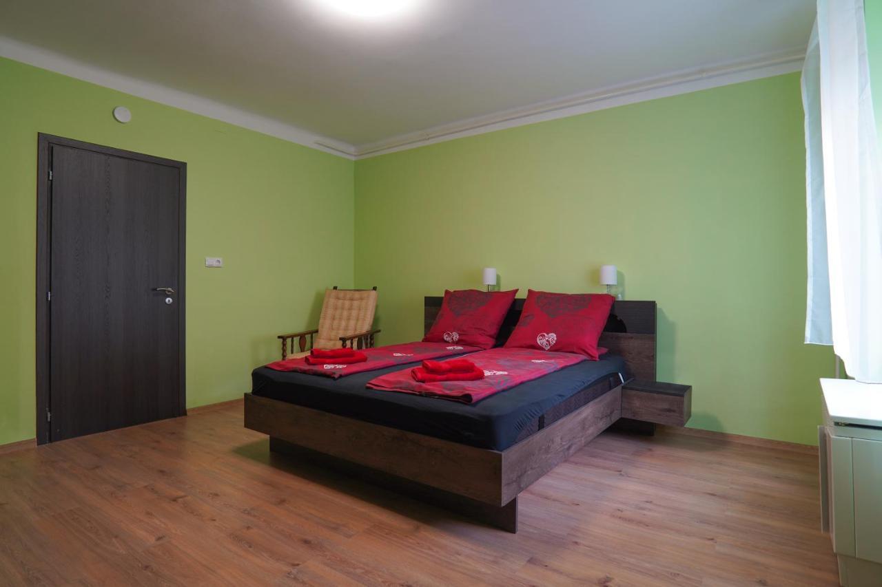 Lia Apartman Pécs Esterno foto